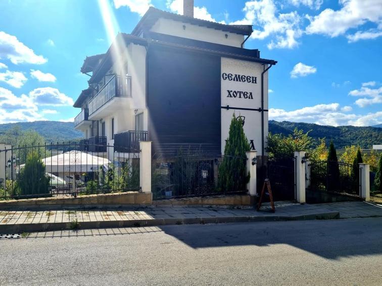 Family Hotel Bela Tryavna Eksteriør billede