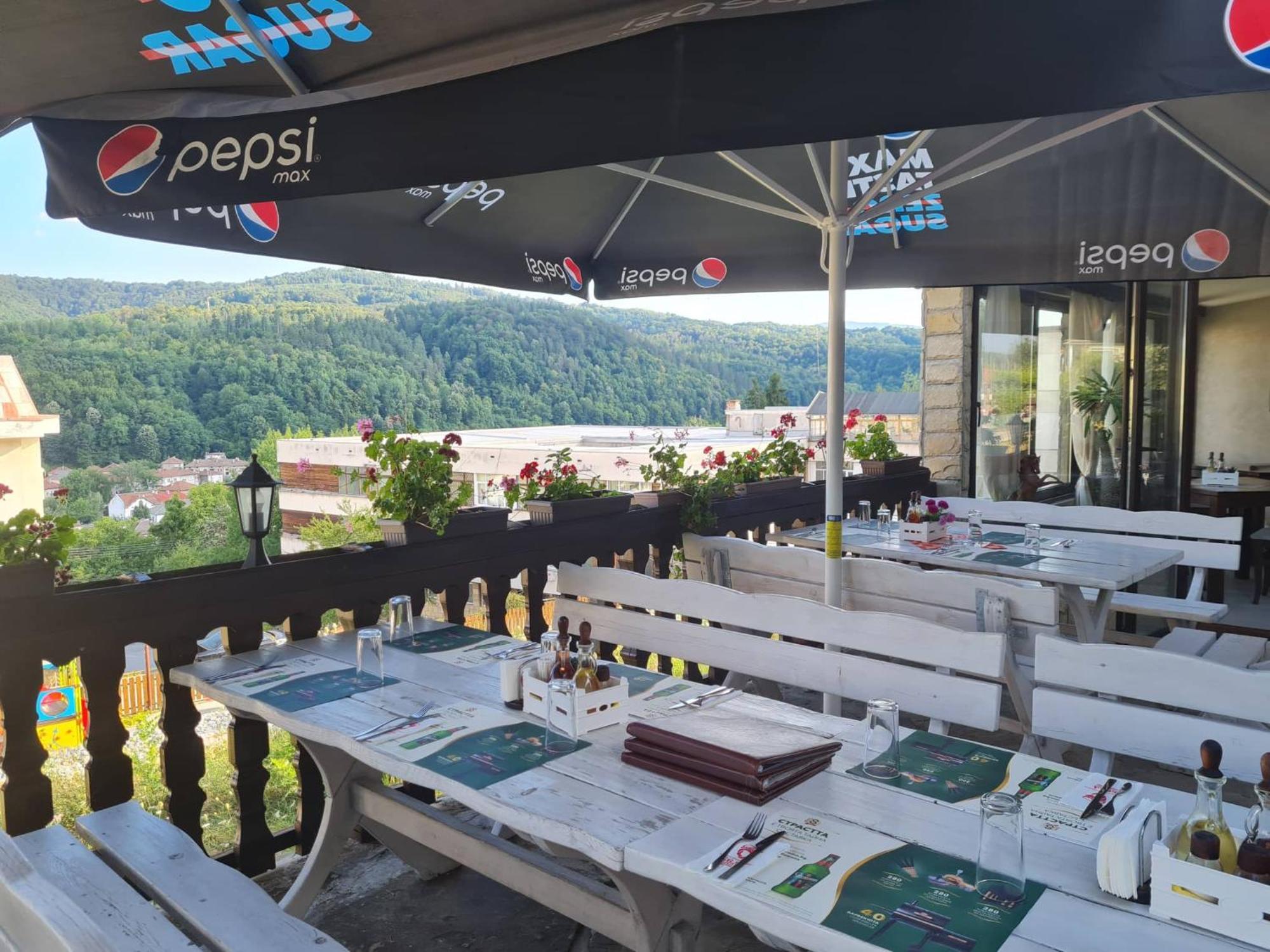 Family Hotel Bela Tryavna Eksteriør billede